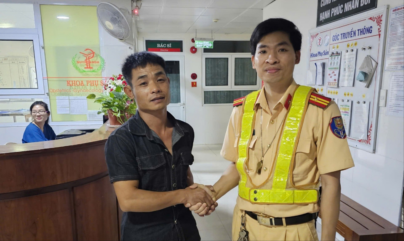 CSGT Gia Lai kịp thời hỗ trợ dẫn đường đưa thai phụ bị vỡ ối đi cấp cứu- Ảnh 2.