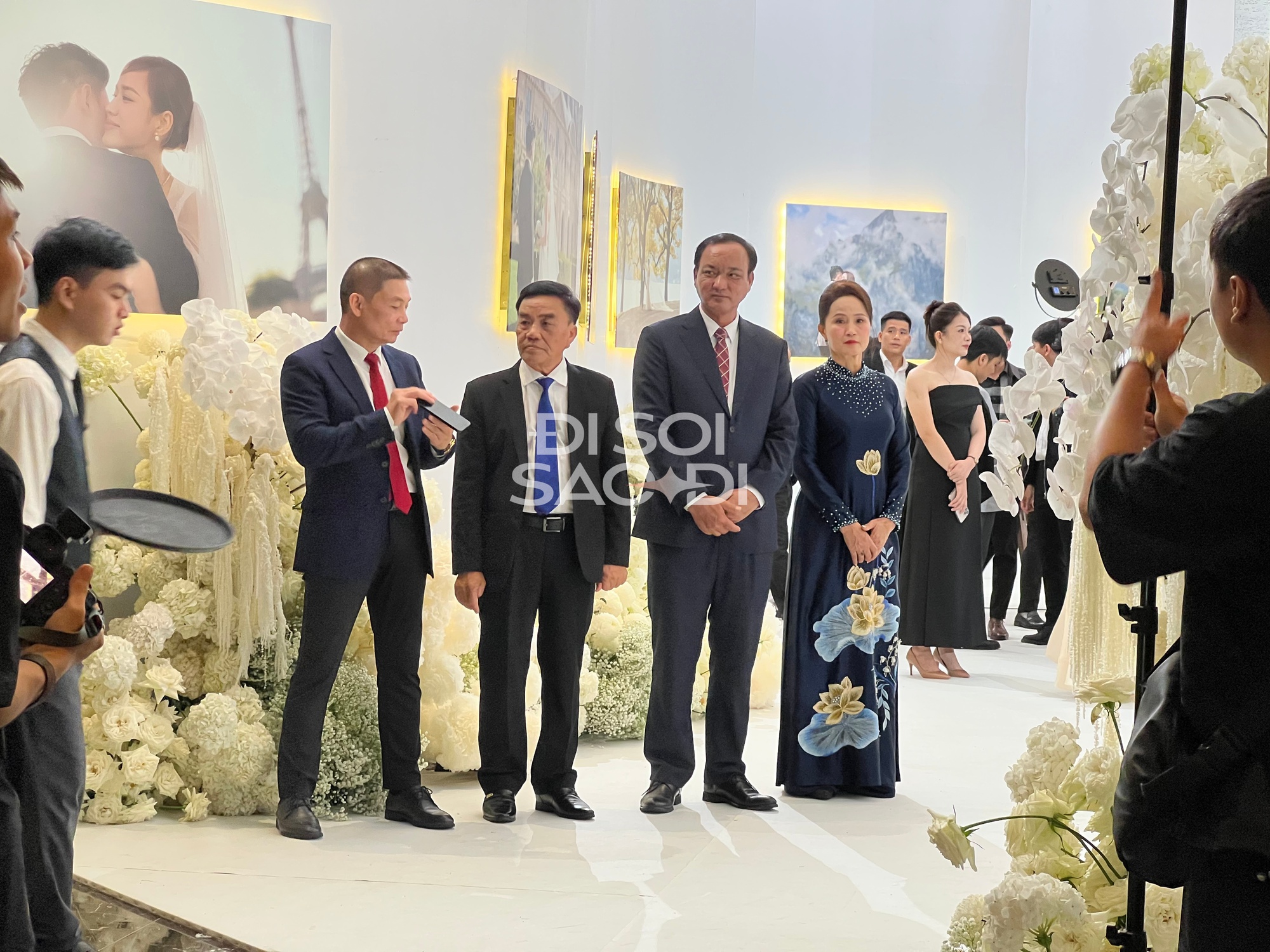 Đám cưới Hoa hậu Đỗ Hà - Viết Vương tại Hà Nội: Cô dâu ôm chồng khóc nức nở, "vũ trụ mỹ nhân" Vbiz đến chúc mừng!- Ảnh 12.