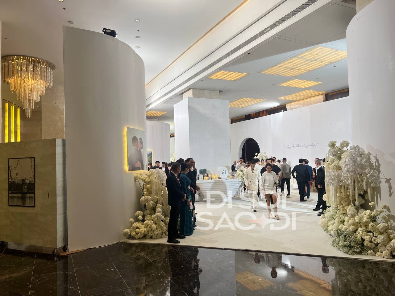 Đám cưới Hoa hậu Đỗ Hà - Viết Vương tại Hà Nội: Cô dâu ôm chồng khóc nức nở, "vũ trụ mỹ nhân" Vbiz đến chúc mừng!- Ảnh 11.