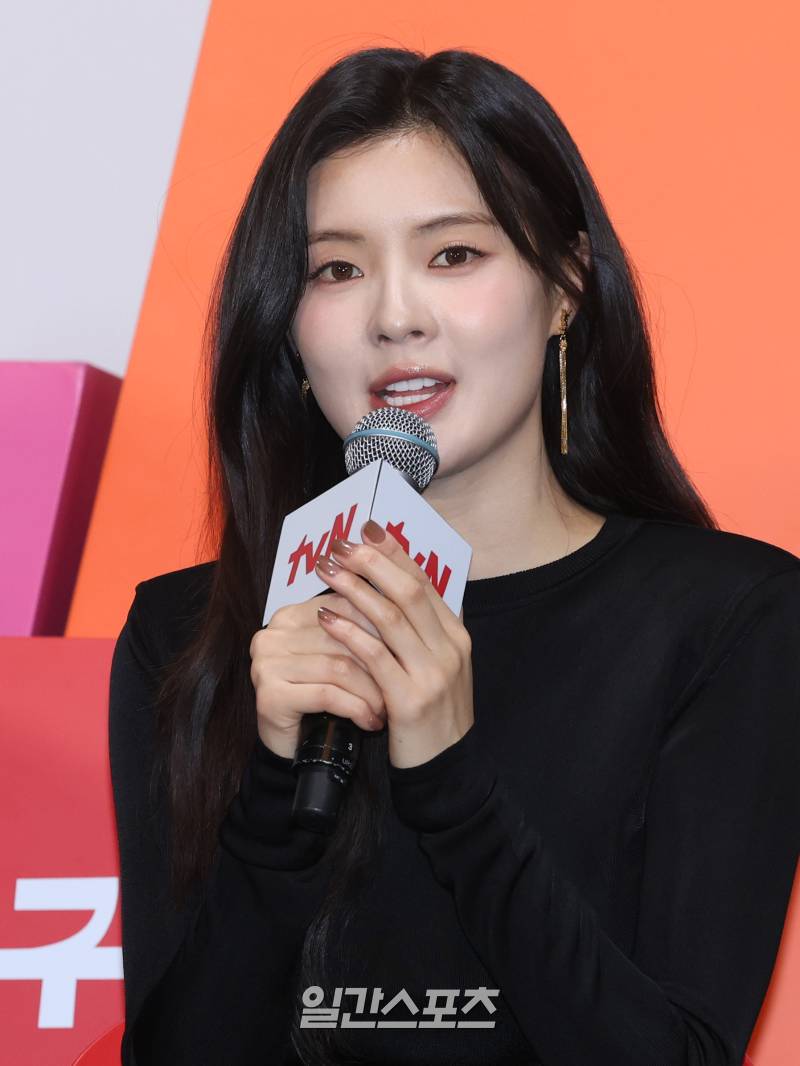 "Hoàng tử Châu Á" liên tục bị hỏi vô duyên về bạn gái sexy trên sóng truyền hình, thái độ như sắp cáu đến nơi!- Ảnh 5. "Hoàng tử Châu Á" liên tục bị hỏi vô duyên về bạn gái sexy trên sóng truyền hình, thái độ như sắp cáu đến nơi!- Ảnh 5.