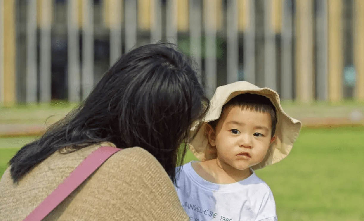 Khi người mẹ "khéo ăn khéo nói" lại sinh con nhút nhát và ít nói - 2 lý do tâm lý học khiến phụ huynh nào cũng nên gật gù- Ảnh 1.