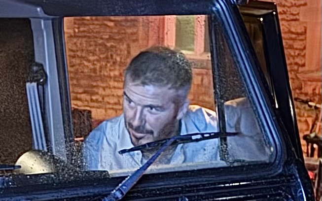 Beckham bị paparazzi bắt gặp ở quán pub- Ảnh 1. Beckham bị paparazzi bắt gặp ở quán pub- Ảnh 1.