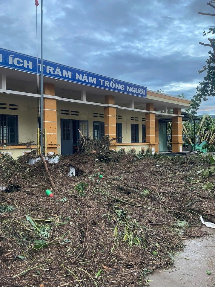 Xót xa trường học tan hoang sau bão Kalmaegi- Ảnh 5.