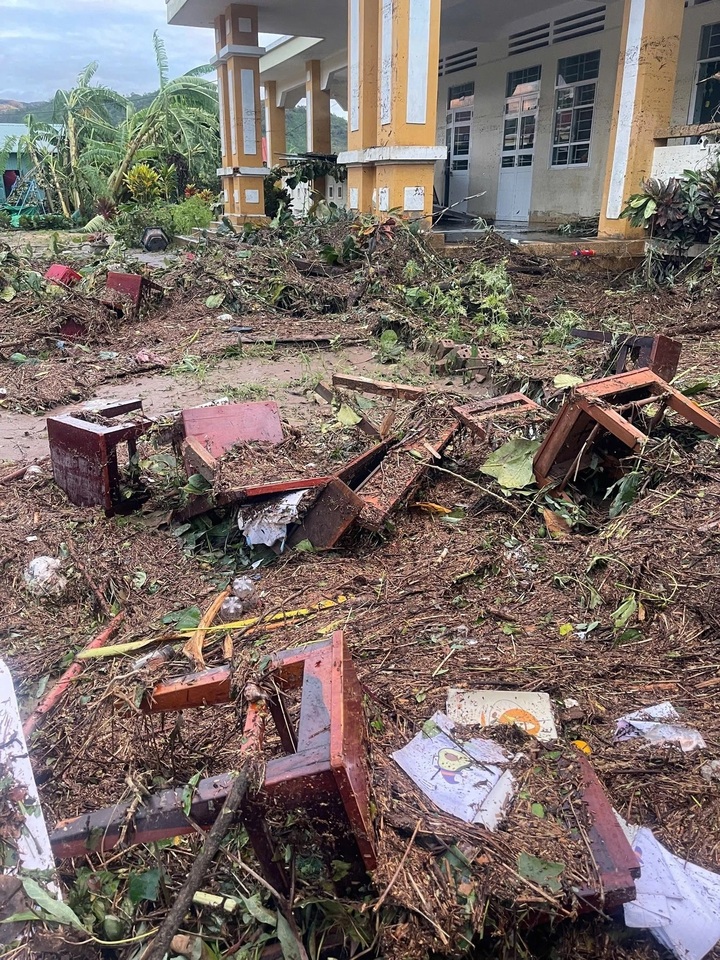 Xót xa trường học tan hoang sau bão Kalmaegi- Ảnh 2.