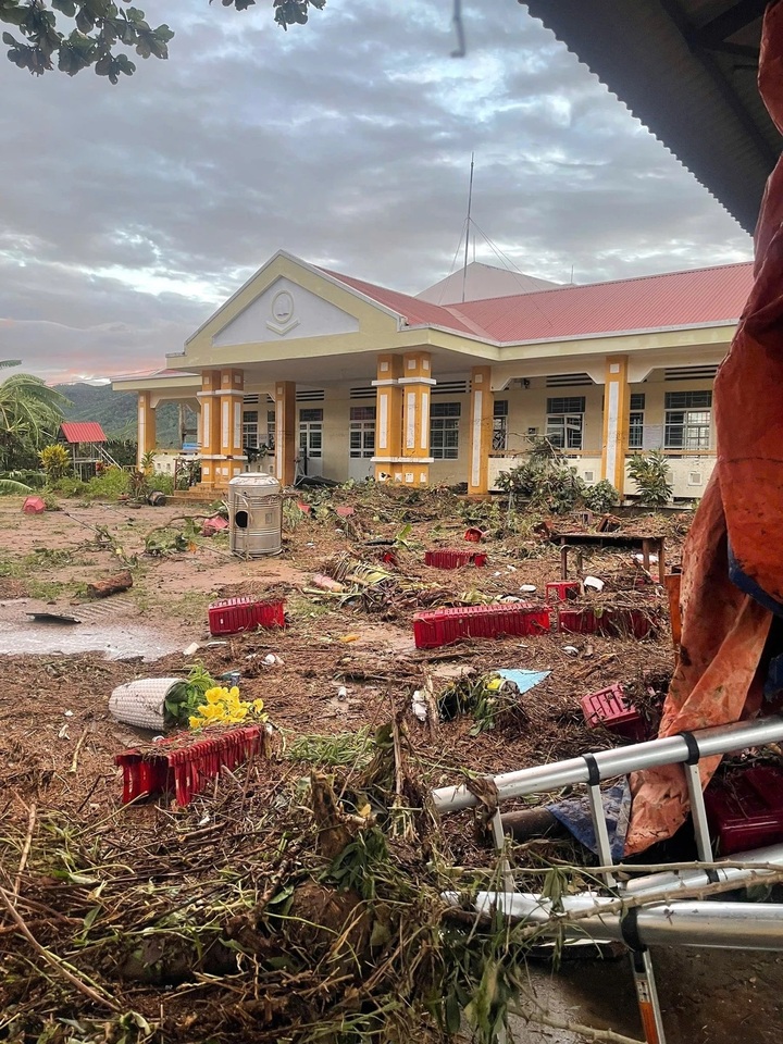 Xót xa trường học tan hoang sau bão Kalmaegi- Ảnh 1.