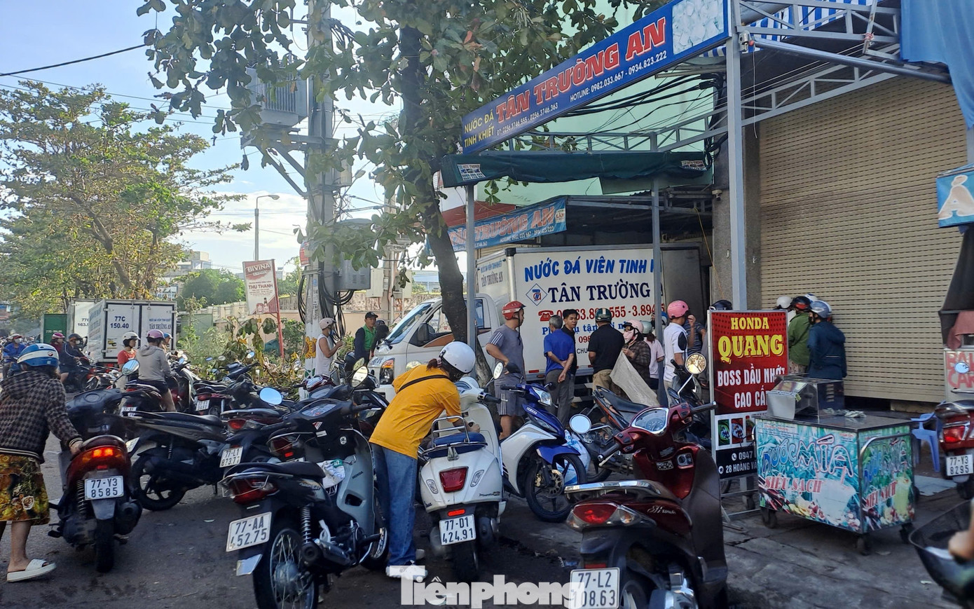 Sau bão số 13, người dân ở Gia Lai chen nhau mua đá lạnh vì mất điện kéo dài- Ảnh 2.