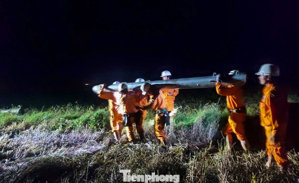 Sau bão số 13, người dân ở Gia Lai chen nhau mua đá lạnh vì mất điện kéo dài- Ảnh 4.