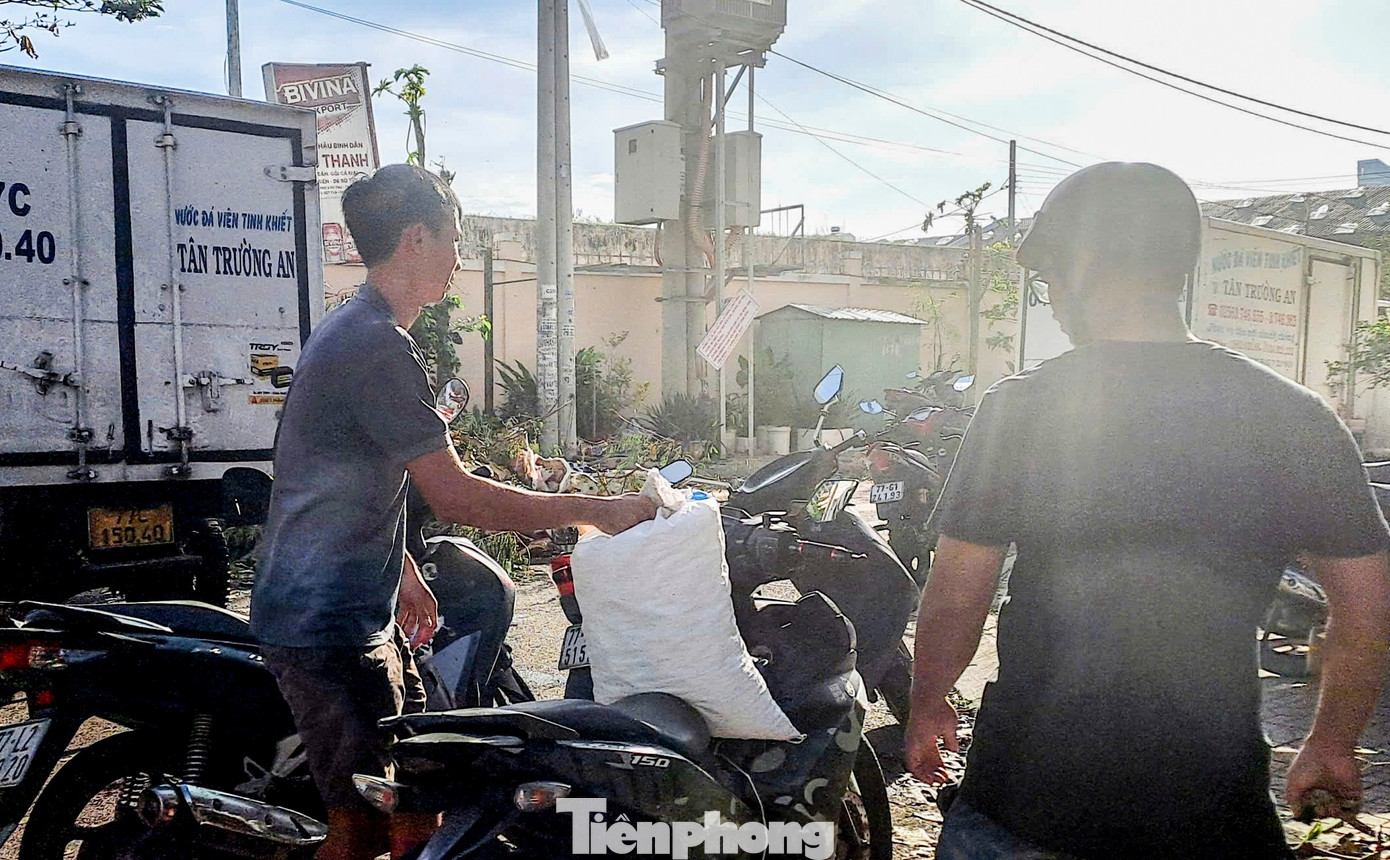 Sau bão số 13, người dân ở Gia Lai chen nhau mua đá lạnh vì mất điện kéo dài- Ảnh 3.