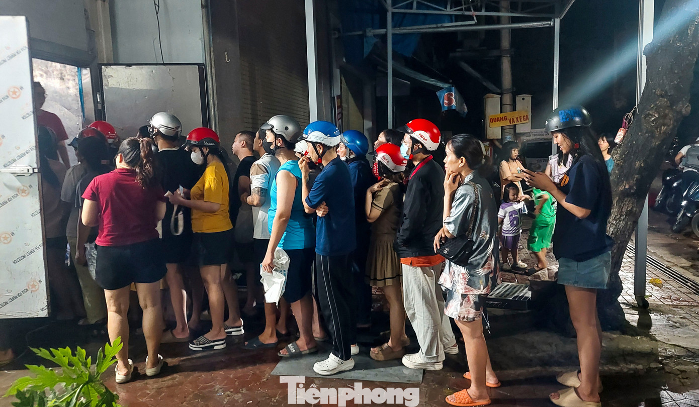 Sau bão số 13, người dân ở Gia Lai chen nhau mua đá lạnh vì mất điện kéo dài- Ảnh 1.