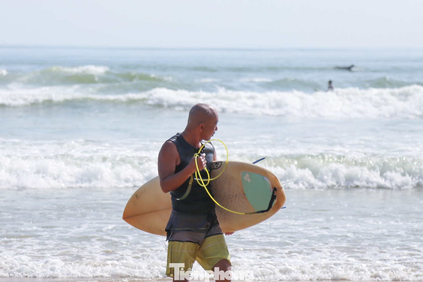 Bãi biển Đà Nẵng lại sạch đẹp như chưa hề có... bão- Ảnh 10.