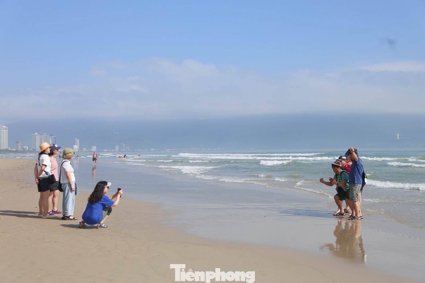Bãi biển Đà Nẵng lại sạch đẹp như chưa hề có... bão- Ảnh 13.