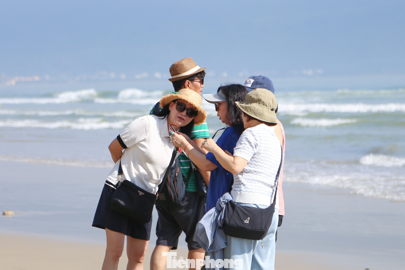 Bãi biển Đà Nẵng lại sạch đẹp như chưa hề có... bão- Ảnh 14.