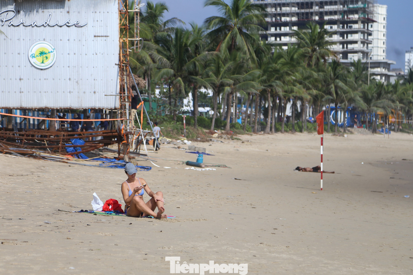 Bãi biển Đà Nẵng lại sạch đẹp như chưa hề có... bão- Ảnh 3.