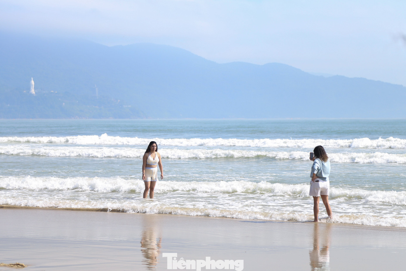 Bãi biển Đà Nẵng lại sạch đẹp như chưa hề có... bão- Ảnh 17.