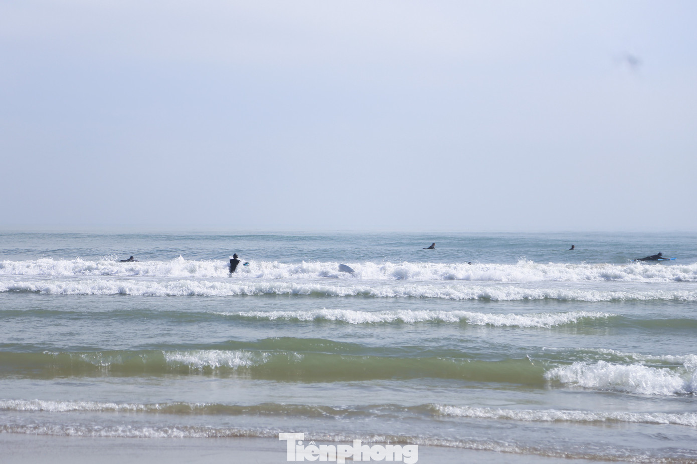 Bãi biển Đà Nẵng lại sạch đẹp như chưa hề có... bão- Ảnh 4.