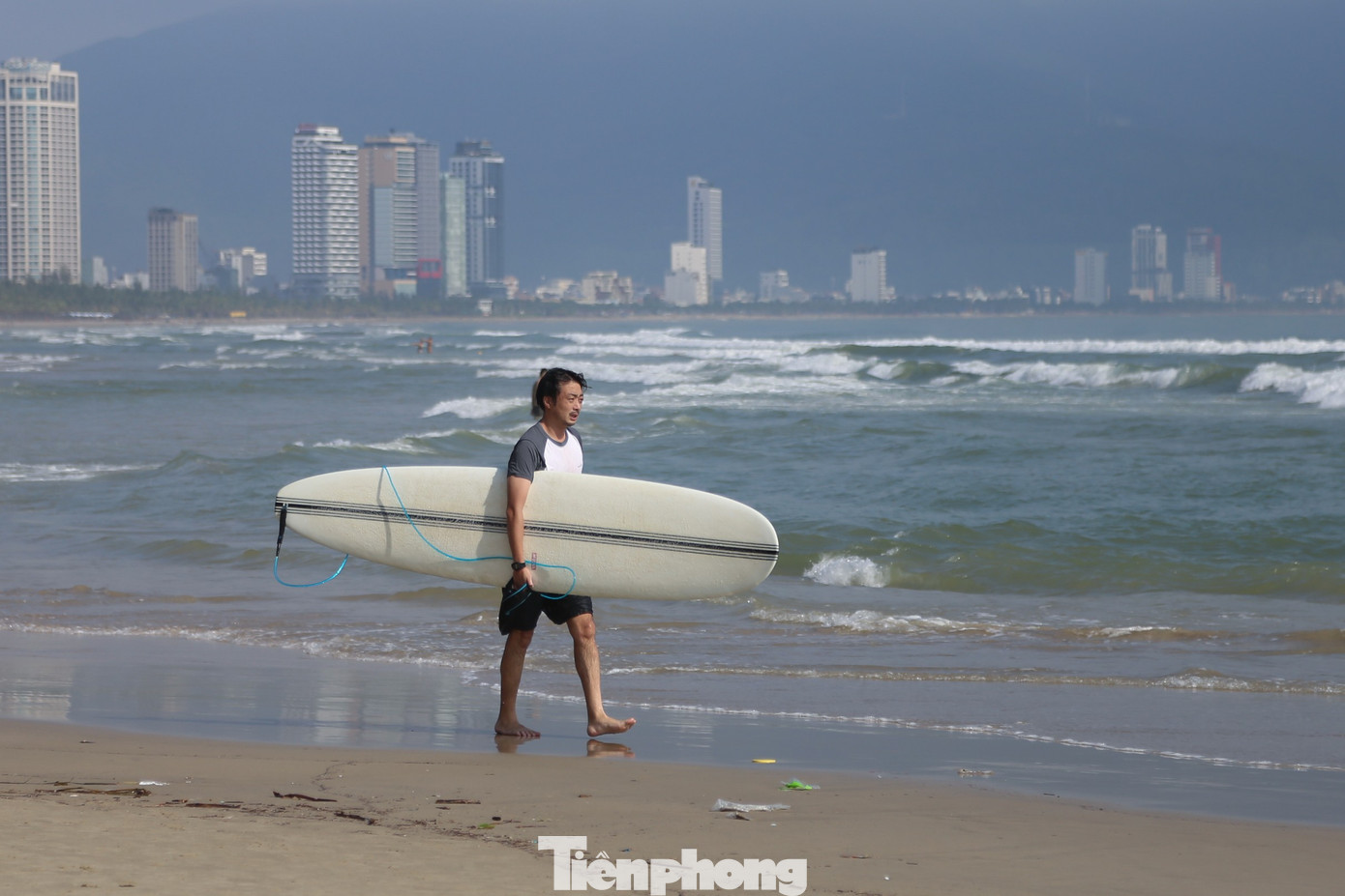 Bãi biển Đà Nẵng lại sạch đẹp như chưa hề có... bão- Ảnh 9.