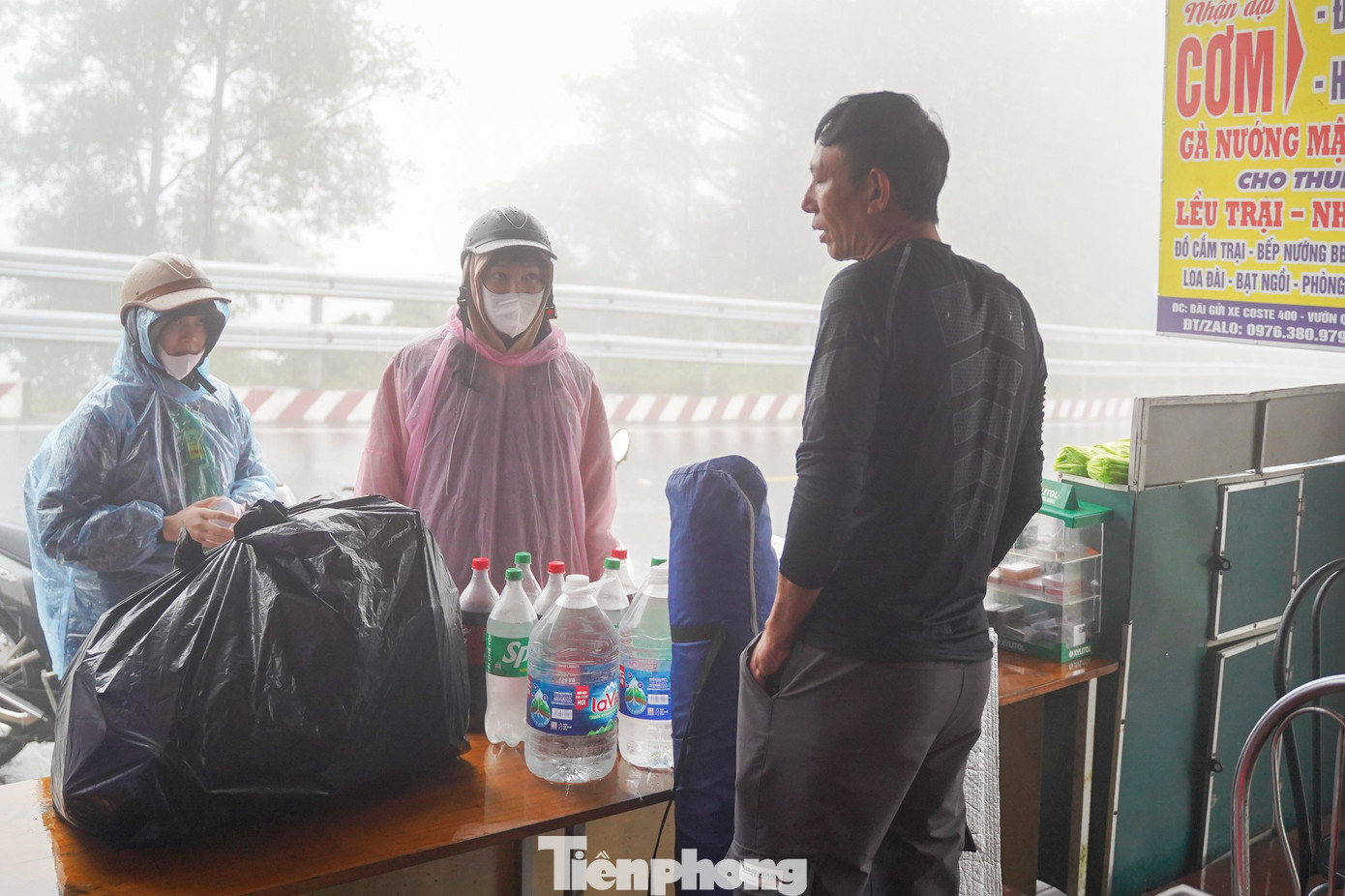 Bạn trẻ vượt 100 km lên Ba Vì chụp hoa dã quỳ trong mưa rét- Ảnh 19.