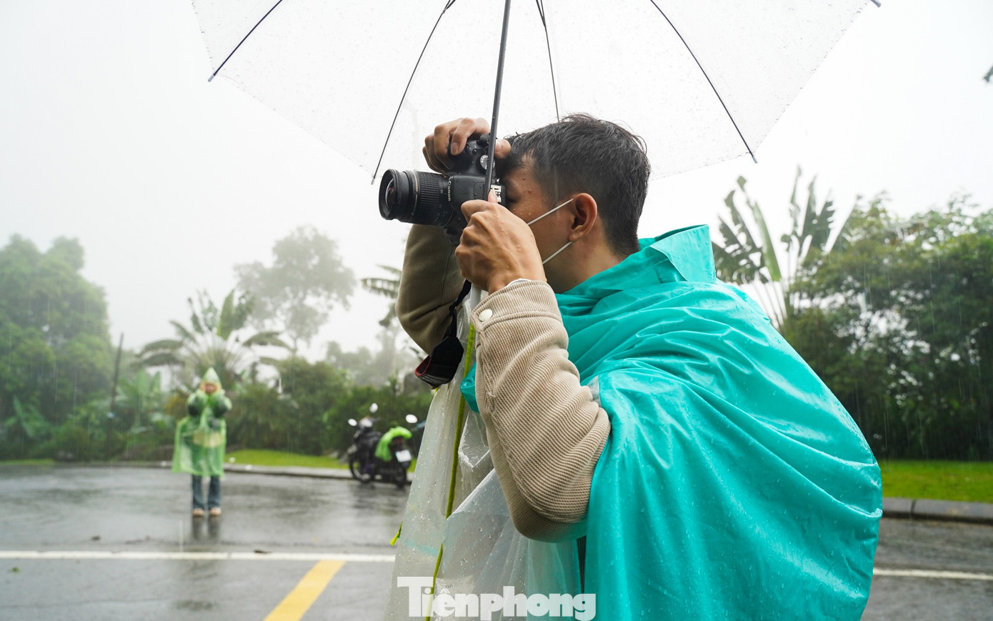 Bạn trẻ vượt 100 km lên Ba Vì chụp hoa dã quỳ trong mưa rét- Ảnh 12.