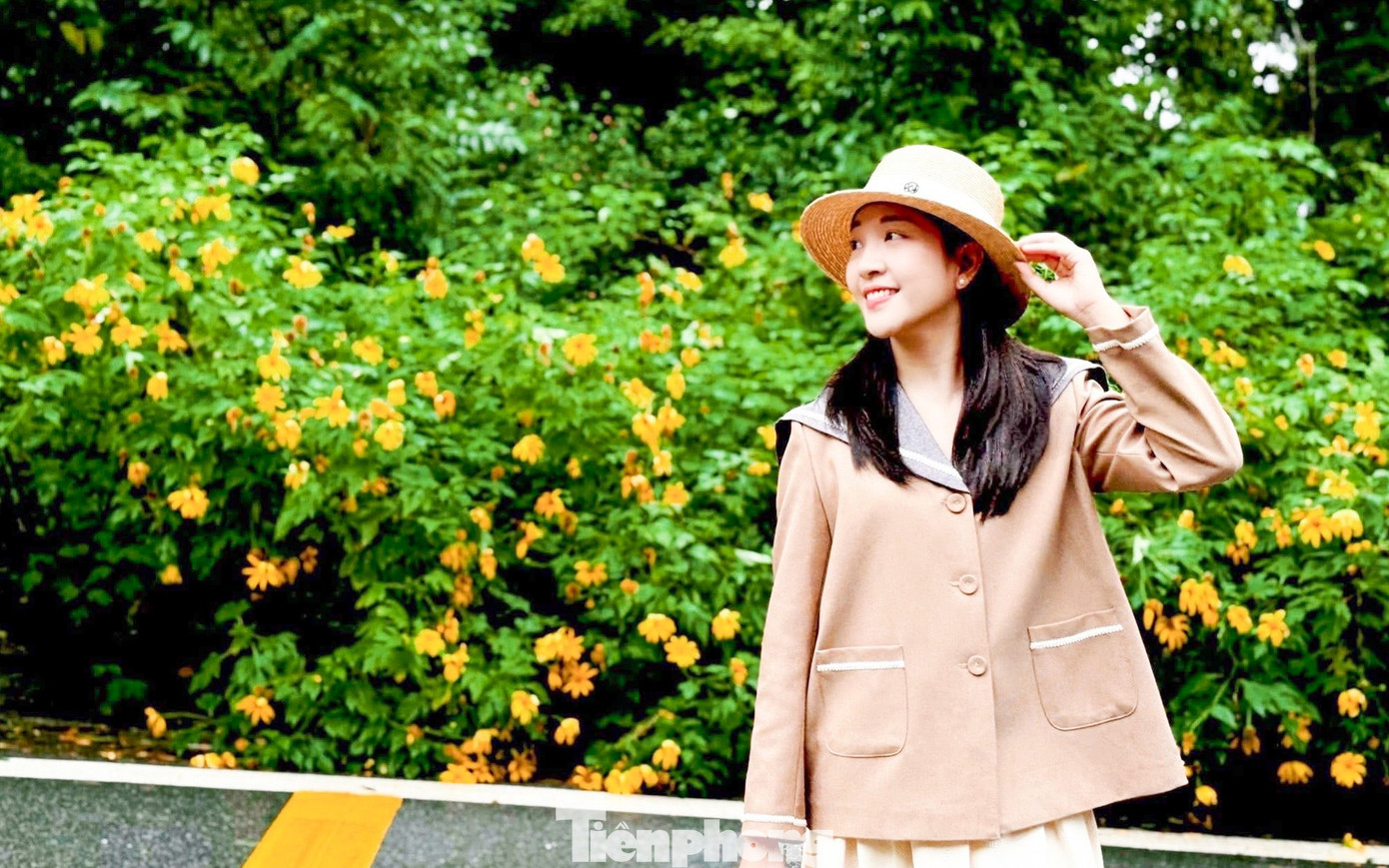 Bạn trẻ vượt 100 km lên Ba Vì chụp hoa dã quỳ trong mưa rét- Ảnh 14.