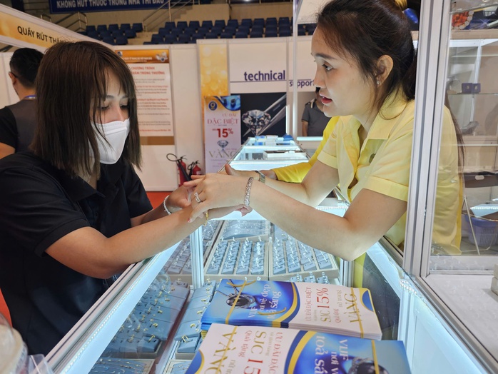 Giá vàng hôm nay 9-11: Diễn biến bất ngờ của vàng miếng- Ảnh 1.