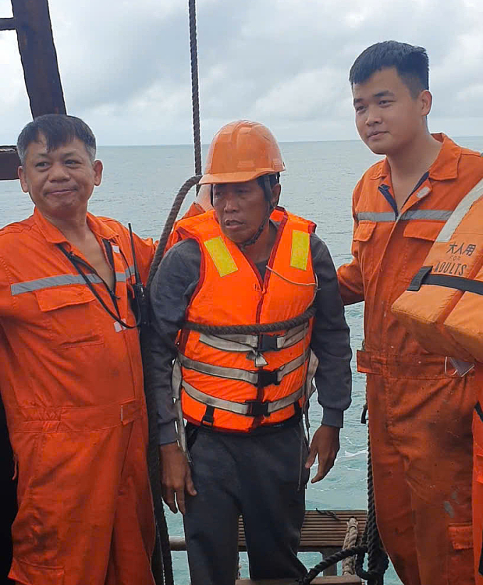 42 giờ lênh đênh giữa biển của người đàn ông Lý Sơn: Ăn sống cua cá nhỏ để sinh tồn, ngửa mặt lên trời uống nước mưa- Ảnh 3. 42 giờ lênh đênh giữa biển của người đàn ông Lý Sơn: Ăn sống cua cá nhỏ để sinh tồn, ngửa mặt lên trời uống nước mưa- Ảnh 3.