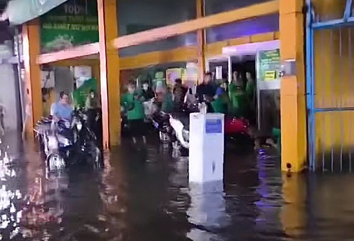 Nam thanh niên đang đi bộ gần tủ điện ở trung tâm TP HCM thì bất ngờ co giật, ngã xuống nguy kịch- Ảnh 2.