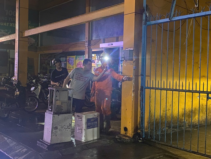 Nam thanh niên đang đi bộ gần tủ điện ở trung tâm TP HCM thì bất ngờ co giật, ngã xuống nguy kịch- Ảnh 1.