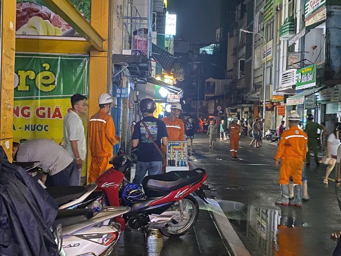Nam thanh niên đang đi bộ gần tủ điện ở trung tâm TP HCM thì bất ngờ co giật, ngã xuống nguy kịch- Ảnh 3.