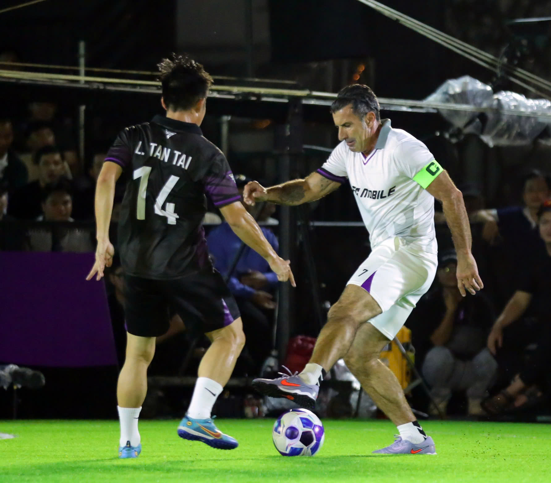 Kaka, Figo sang Việt Nam đá bóng- Ảnh 8. Kaka, Figo sang Việt Nam đá bóng- Ảnh 8.