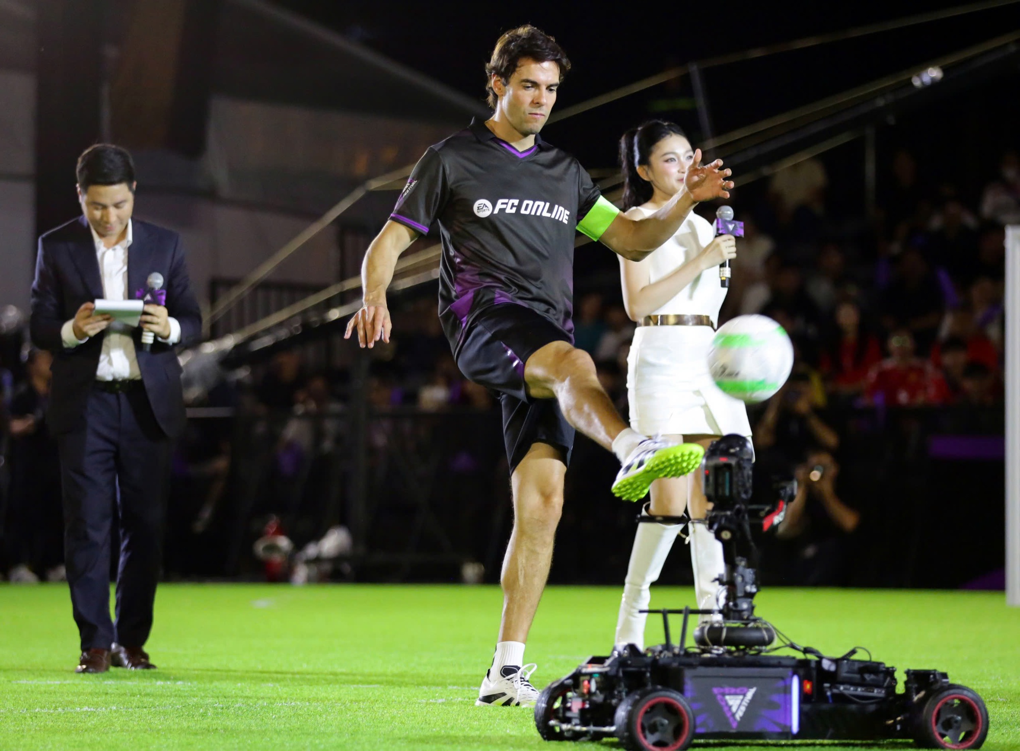 Kaka, Figo sang Việt Nam đá bóng- Ảnh 1. Kaka, Figo sang Việt Nam đá bóng- Ảnh 1.