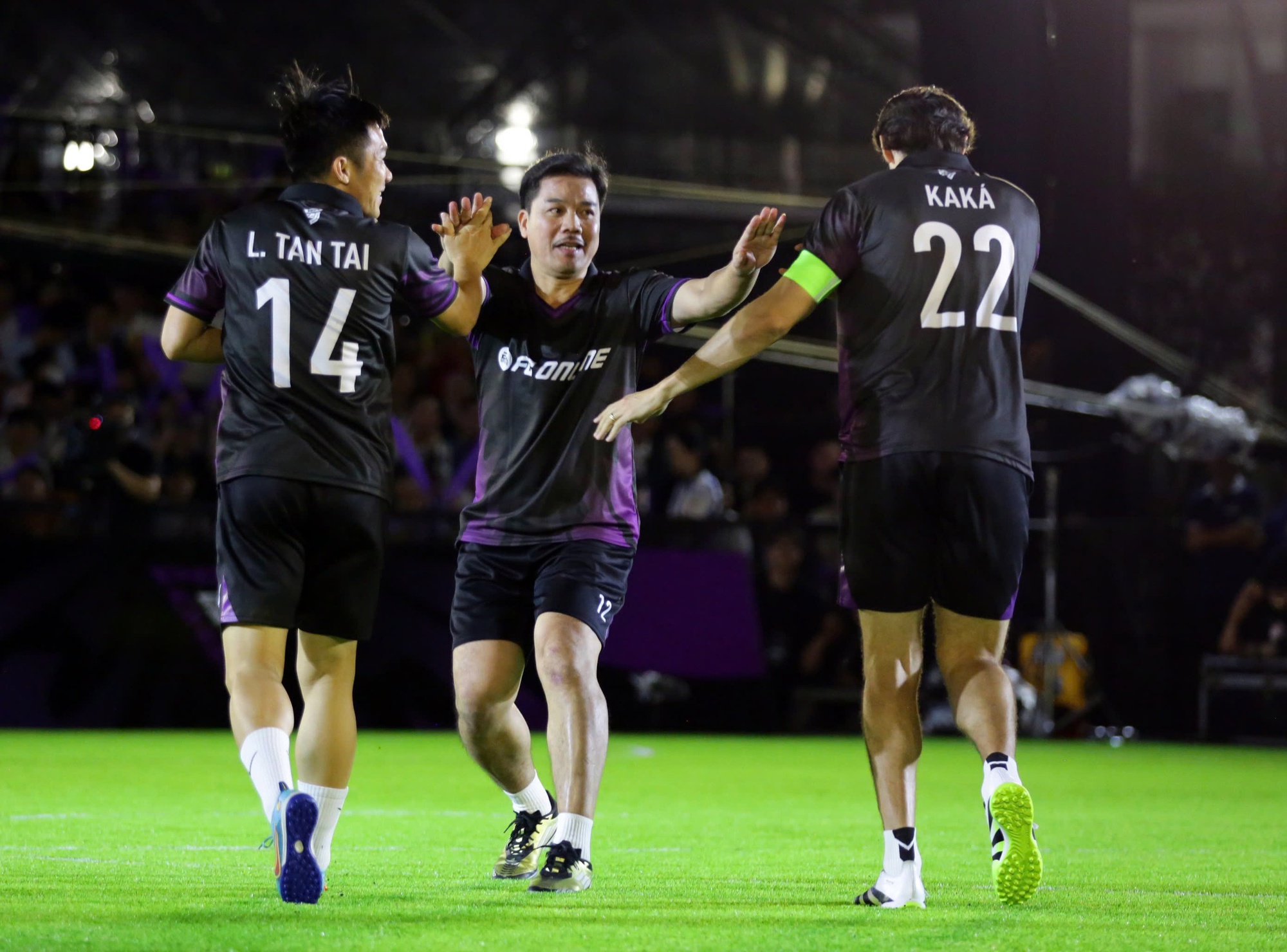 Kaka, Figo sang Việt Nam đá bóng- Ảnh 4. Kaka, Figo sang Việt Nam đá bóng- Ảnh 4.