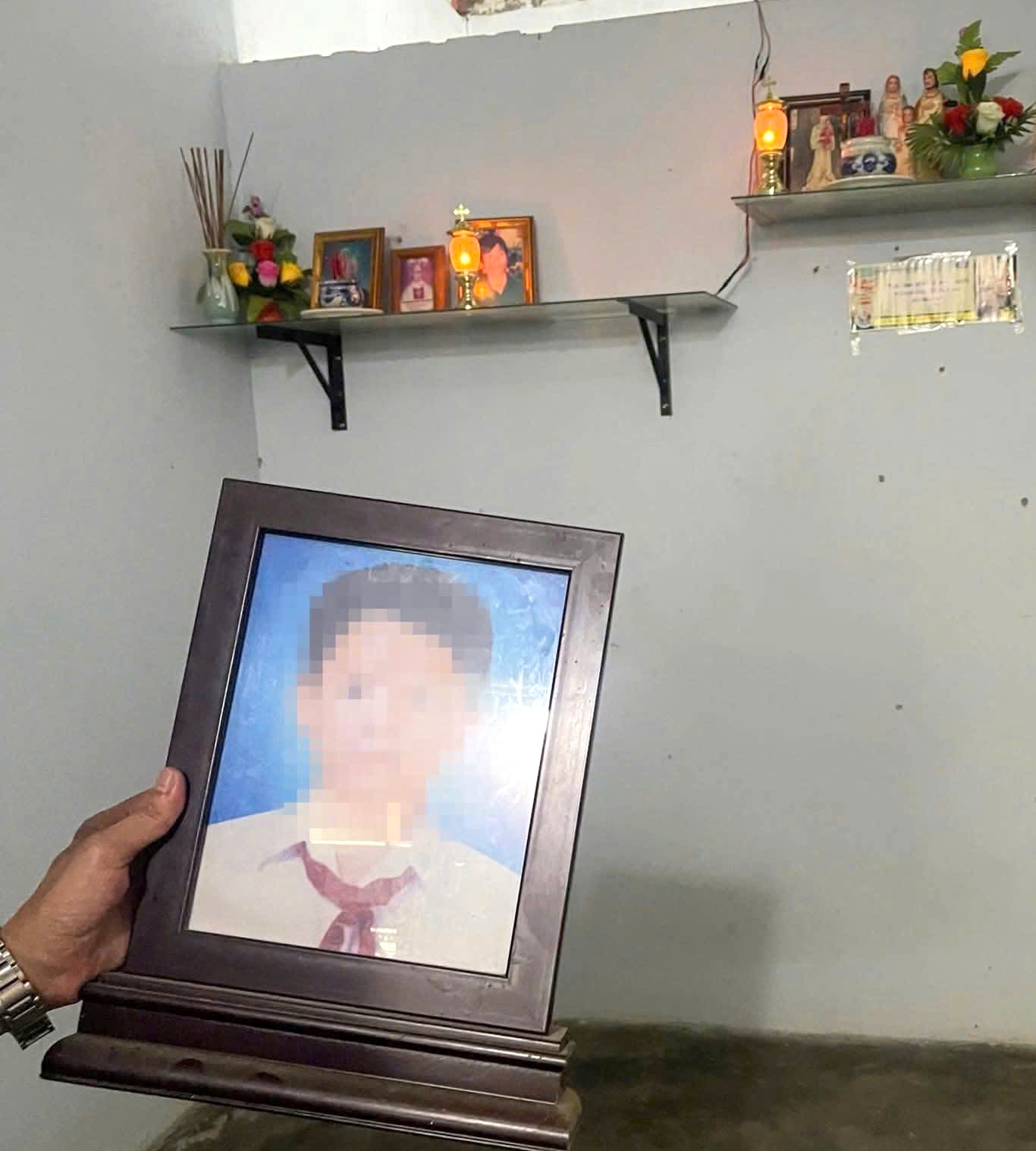 Bị lừa sang Campuchia, người thân tưởng đã chết nên lập bàn thờ- Ảnh 1. Bị lừa sang Campuchia, người thân tưởng đã chết nên lập bàn thờ- Ảnh 1.