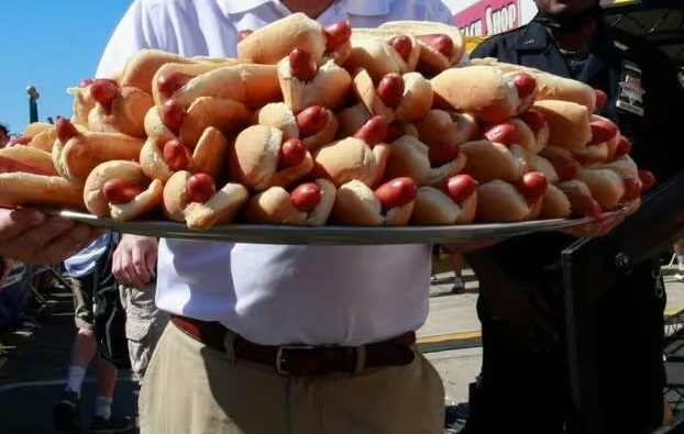 Thử thách ăn bánh rán 80 giây kết thúc bằng thảm kịch- Ảnh 1.