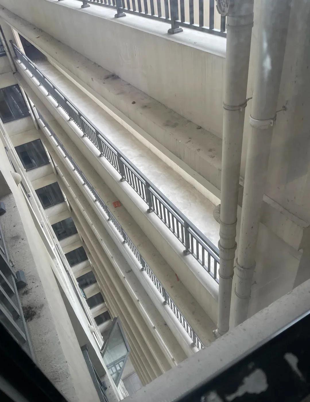 Ba năm sống trong căn hộ “hướng hành lang”: Tôi tưởng mua hời, ai ngờ nhận về loạt nỗi đau không ai nói trước- Ảnh 1.