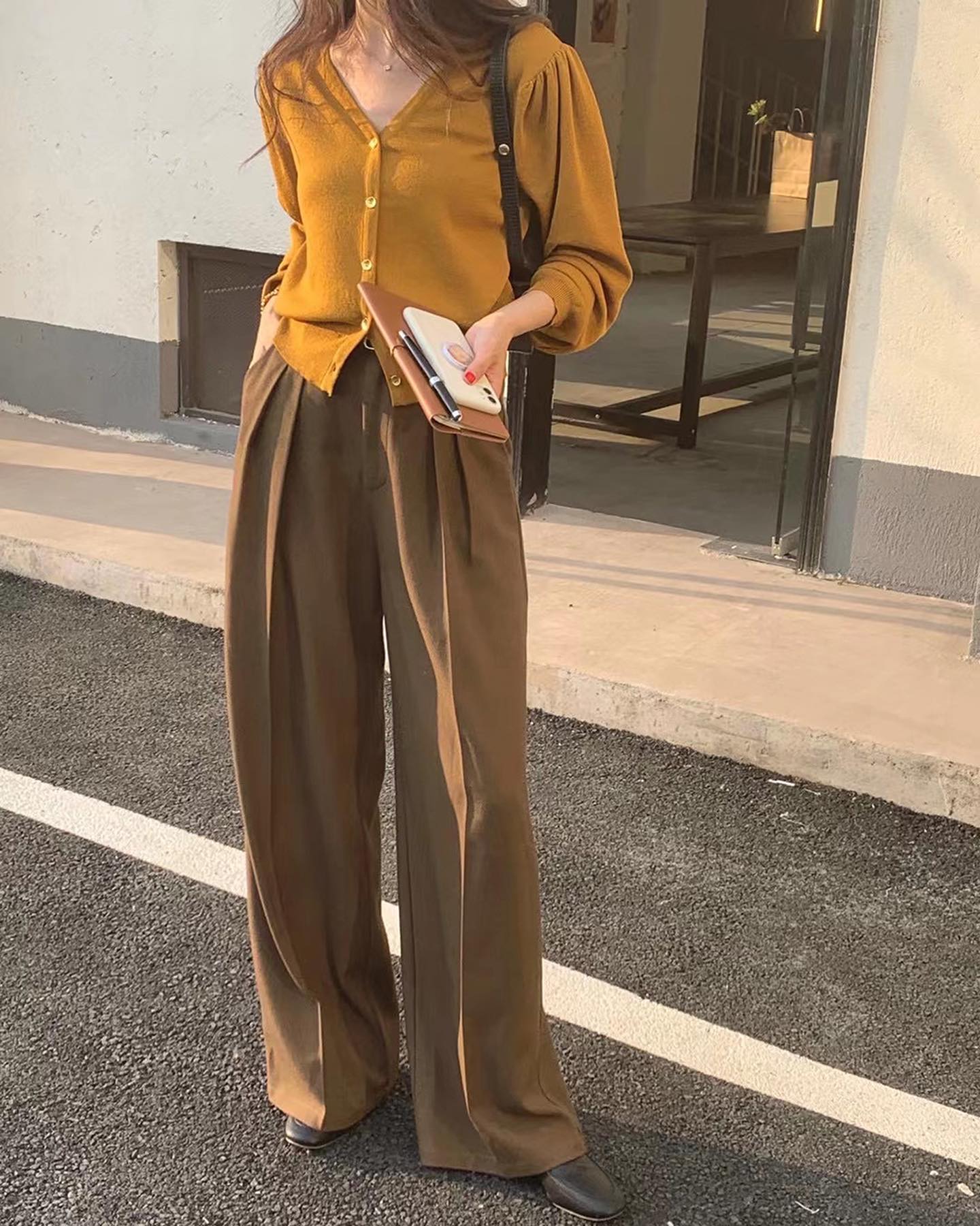 5 mẫu áo hoàn hảo để mix cùng quần ống rộng, mặc đơn giản mà chuẩn sành điệu chính là đây- Ảnh 2. 5 mẫu áo hoàn hảo để mix cùng quần ống rộng, mặc đơn giản mà chuẩn sành điệu chính là đây- Ảnh 2.