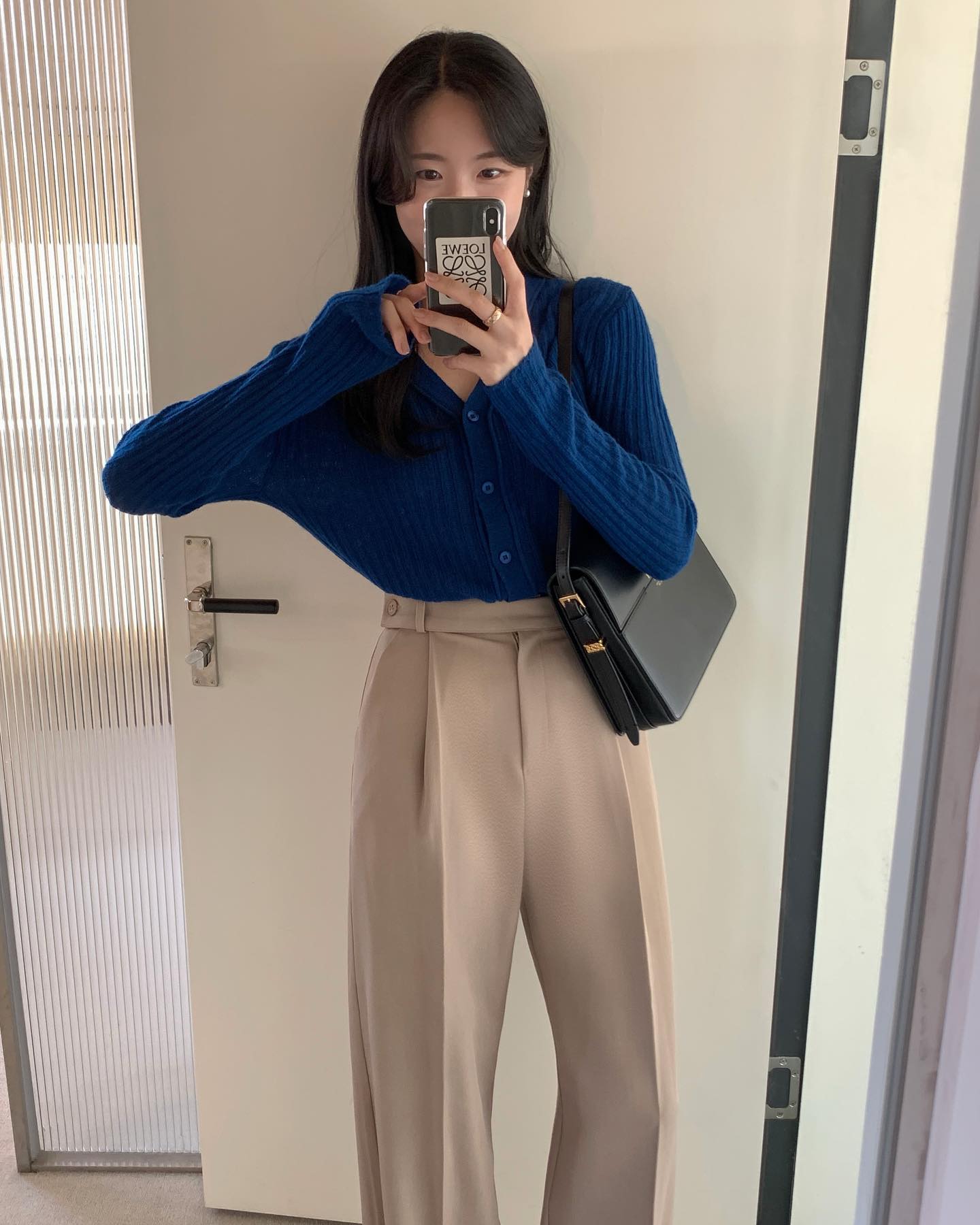 5 mẫu áo hoàn hảo để mix cùng quần ống rộng, mặc đơn giản mà chuẩn sành điệu chính là đây- Ảnh 1. 5 mẫu áo hoàn hảo để mix cùng quần ống rộng, mặc đơn giản mà chuẩn sành điệu chính là đây- Ảnh 1.