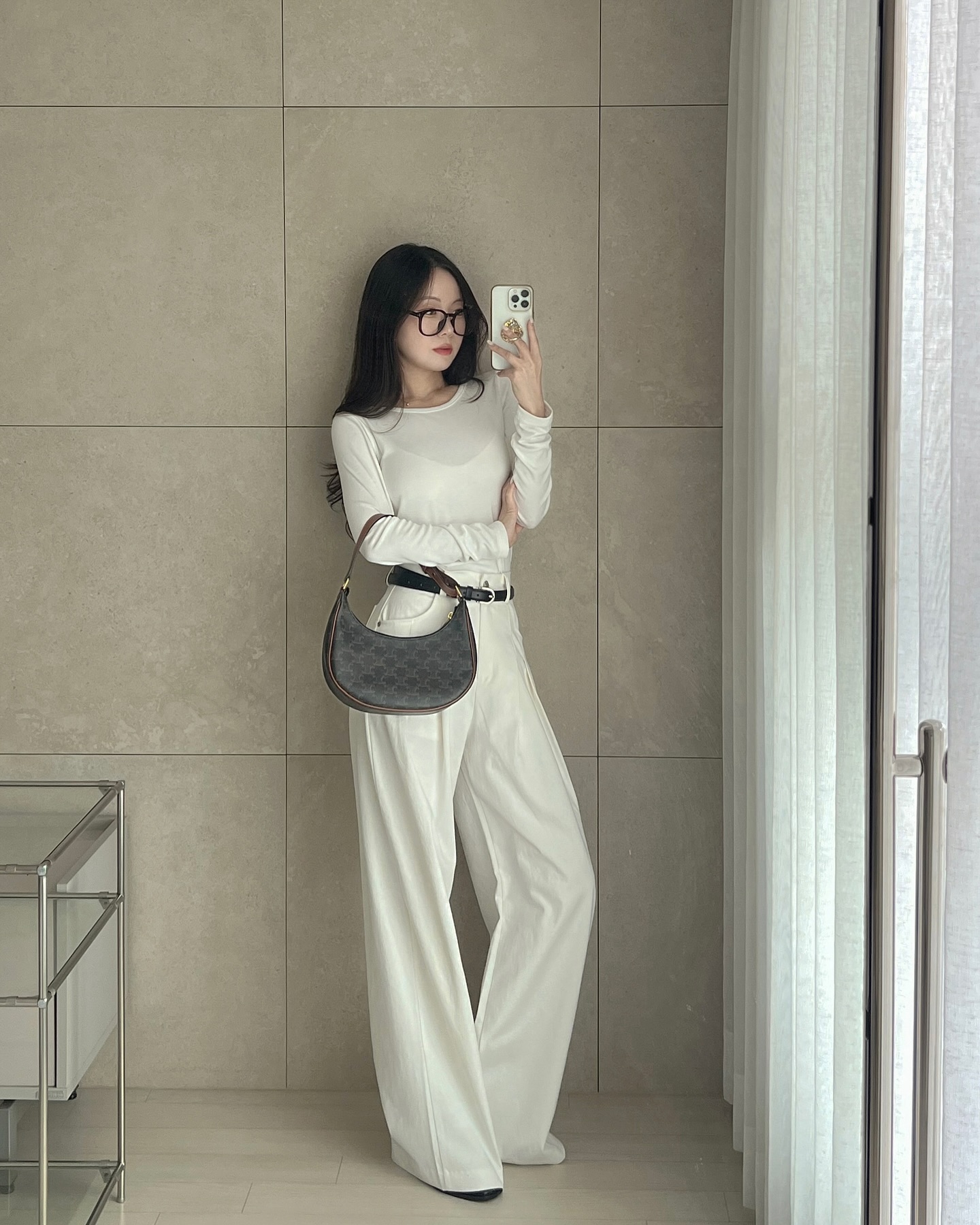 5 mẫu áo hoàn hảo để mix cùng quần ống rộng, mặc đơn giản mà chuẩn sành điệu chính là đây- Ảnh 12. 5 mẫu áo hoàn hảo để mix cùng quần ống rộng, mặc đơn giản mà chuẩn sành điệu chính là đây- Ảnh 12.