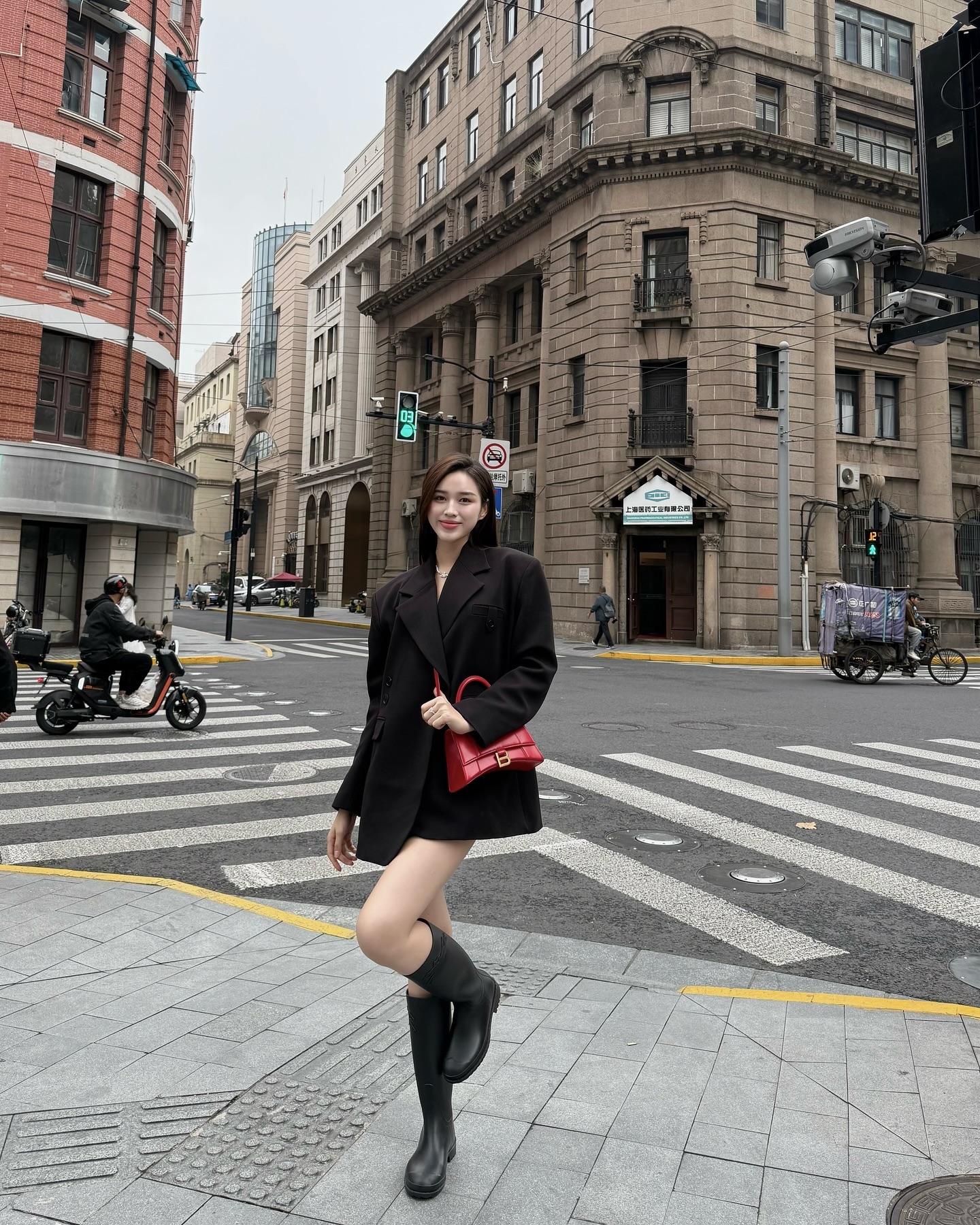 Riêng khoản diện trang phục ngắn, chị em cứ tham khảo 10 set đồ của mỹ nhân Việt vì sành điệu miễn bàn- Ảnh 7. Riêng khoản diện trang phục ngắn, chị em cứ tham khảo 10 set đồ của mỹ nhân Việt vì sành điệu miễn bàn- Ảnh 7.