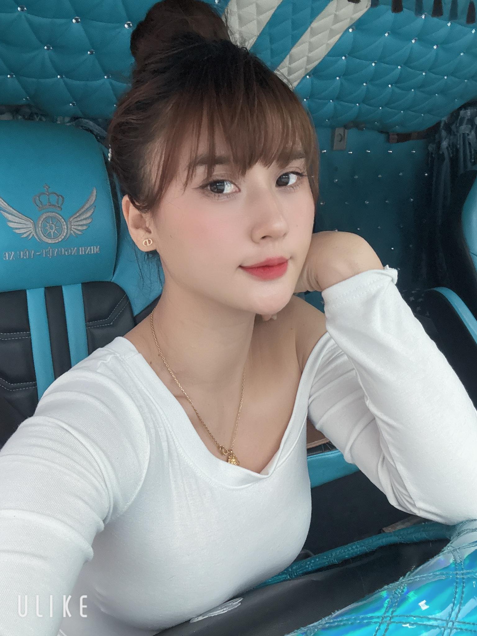 Cô gái xinh đẹp bốc vác trên thùng xe tải 30 tấn: Hé lộ thân phận phía sau- Ảnh 3. Cô gái xinh đẹp bốc vác trên thùng xe tải 30 tấn: Hé lộ thân phận phía sau- Ảnh 3.