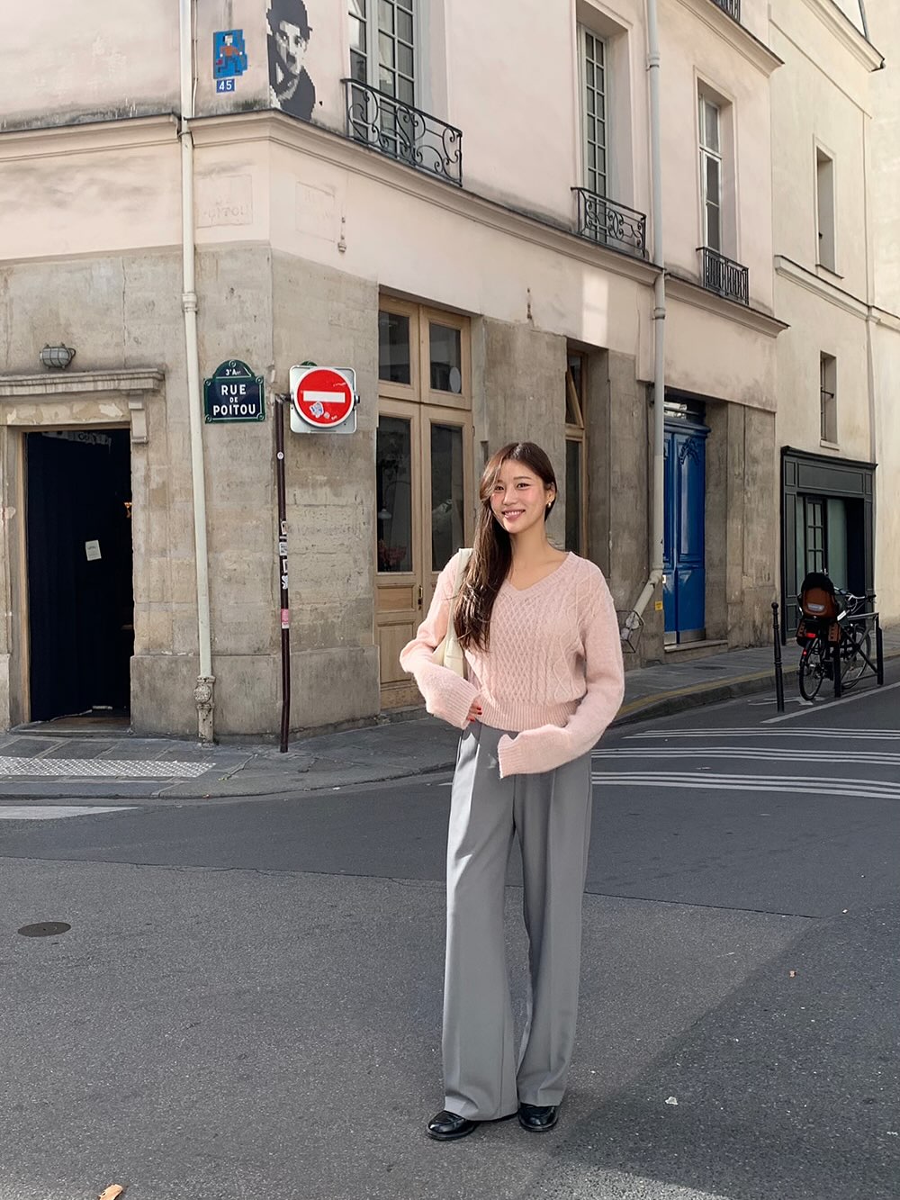 5 mẫu áo hoàn hảo để mix cùng quần ống rộng, mặc đơn giản mà chuẩn sành điệu chính là đây- Ảnh 9. 5 mẫu áo hoàn hảo để mix cùng quần ống rộng, mặc đơn giản mà chuẩn sành điệu chính là đây- Ảnh 9.