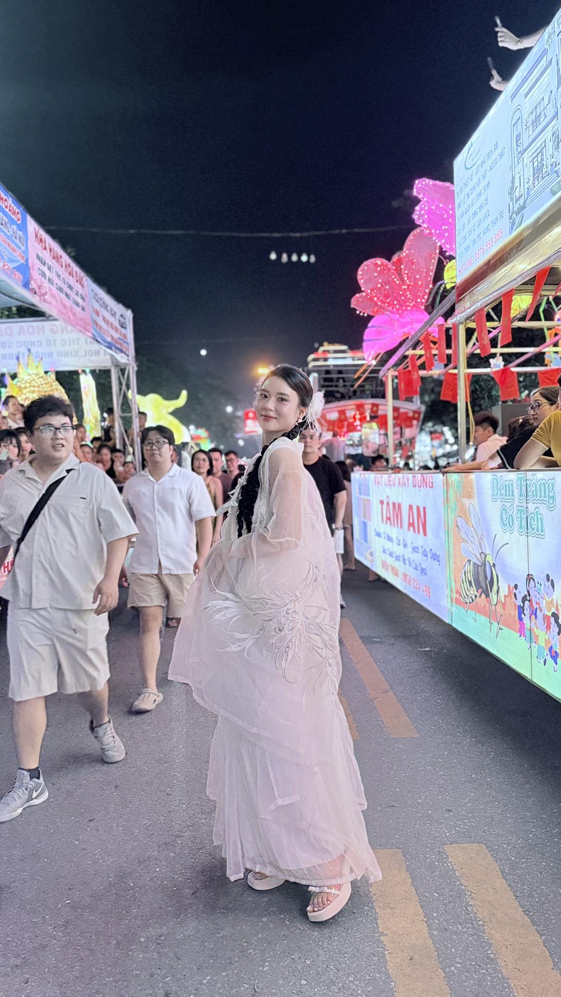 Cô gái xinh đẹp bốc vác trên thùng xe tải 30 tấn: Hé lộ thân phận phía sau- Ảnh 7. Cô gái xinh đẹp bốc vác trên thùng xe tải 30 tấn: Hé lộ thân phận phía sau- Ảnh 7.