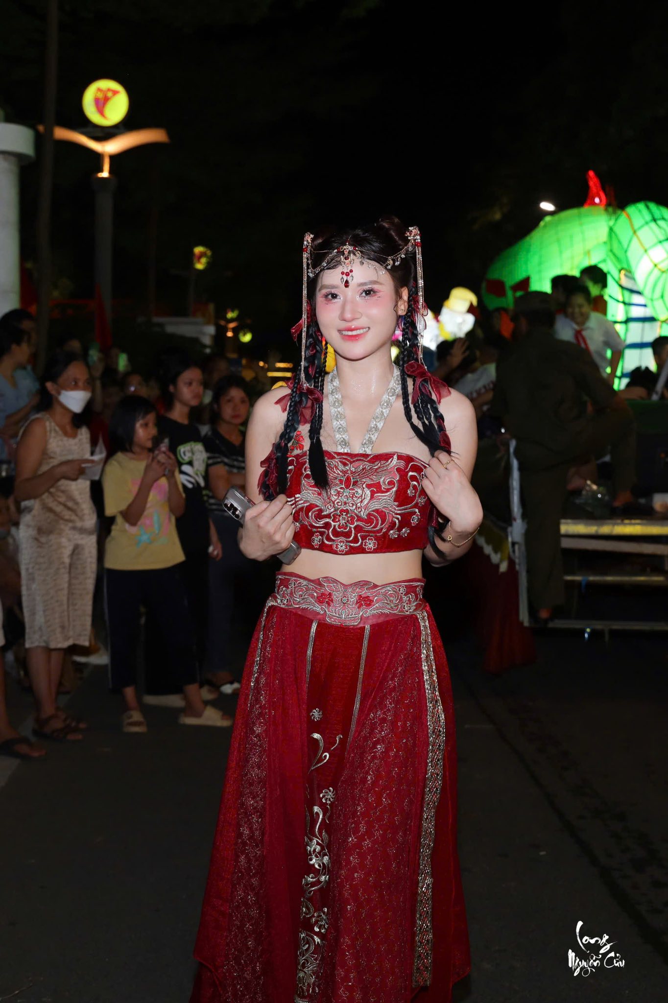 Cô gái xinh đẹp bốc vác trên thùng xe tải 30 tấn: Hé lộ thân phận phía sau- Ảnh 8. Cô gái xinh đẹp bốc vác trên thùng xe tải 30 tấn: Hé lộ thân phận phía sau- Ảnh 8.