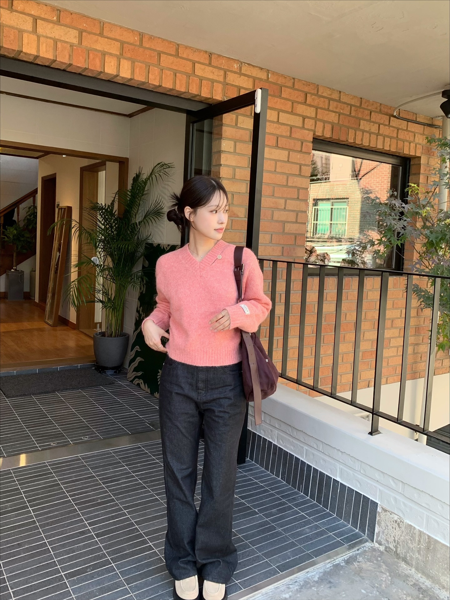 5 mẫu áo hoàn hảo để mix cùng quần ống rộng, mặc đơn giản mà chuẩn sành điệu chính là đây- Ảnh 6. 5 mẫu áo hoàn hảo để mix cùng quần ống rộng, mặc đơn giản mà chuẩn sành điệu chính là đây- Ảnh 6.