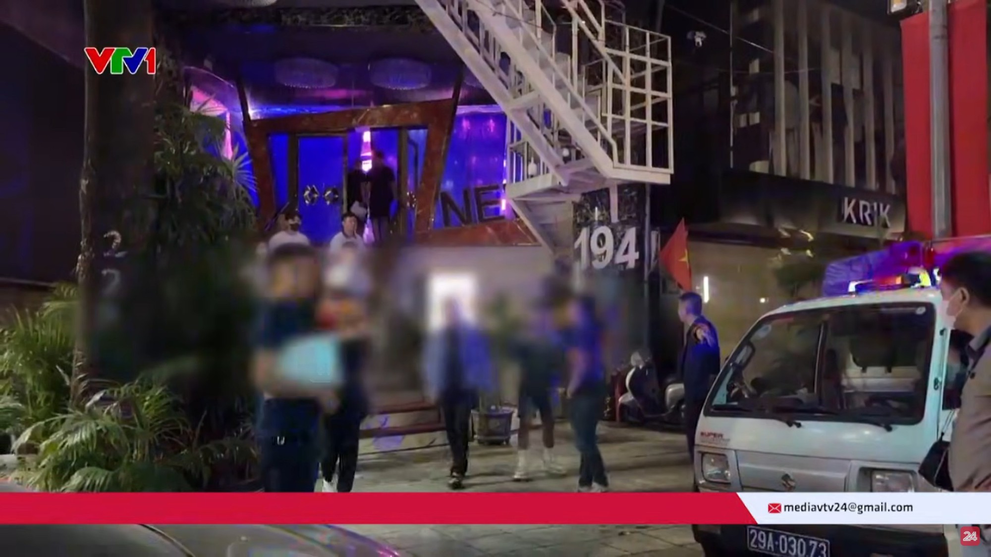 Đột kích quán karaoke Monaza ở Trần Duy Hưng, Hà Nội: Bất thường các dịch vụ "đĩa cherry, hoa quả và tôm hùm"- Ảnh 1.