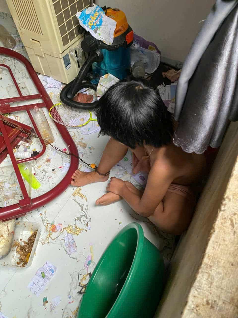 Bức xúc vụ việc cha xích chân con trong căn phòng bẩn thỉu- Ảnh 1.