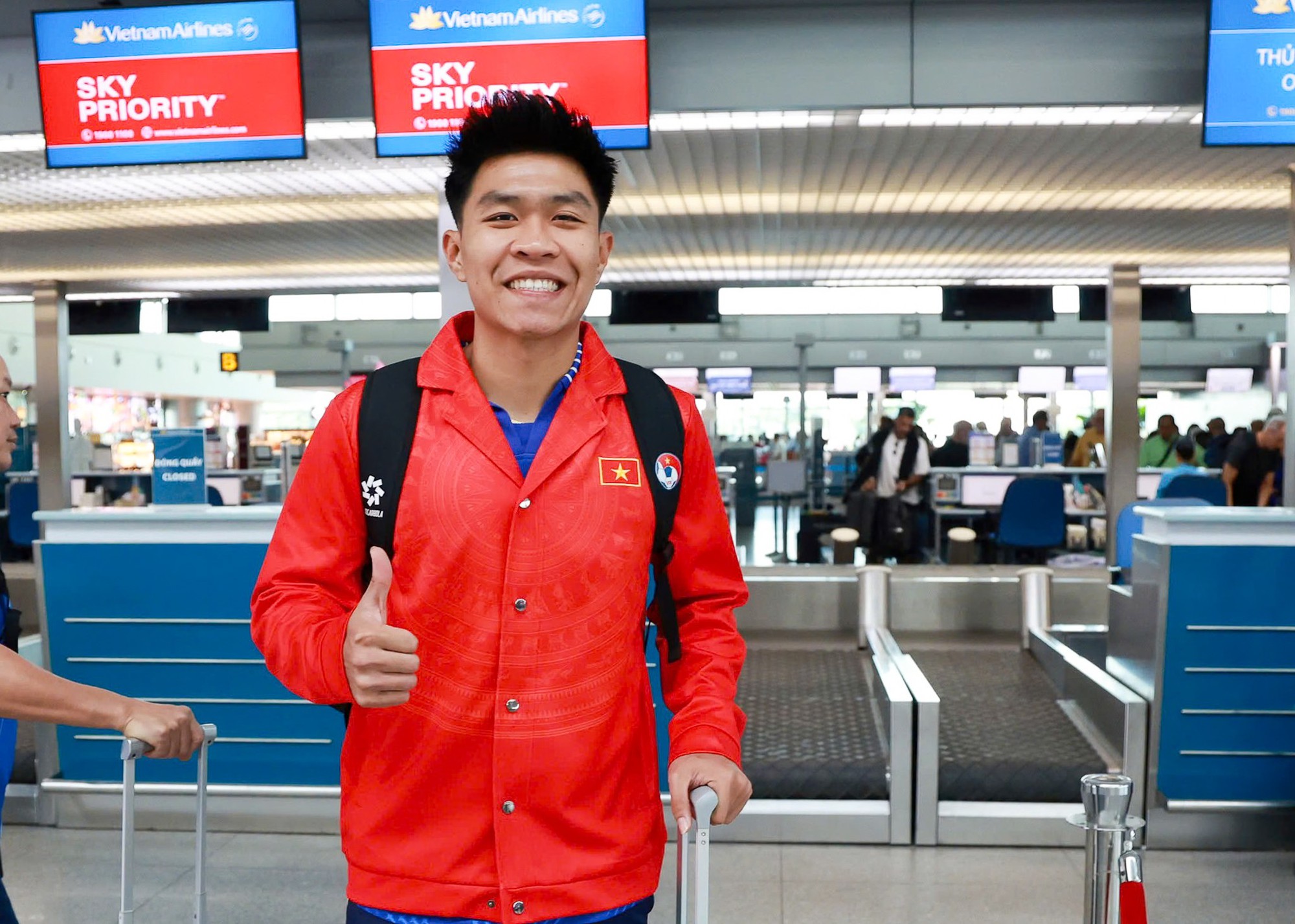 Dàn trai đẹp U22 Việt Nam khoe visual sáng bừng ngày sang Thái Lan dự SEA Games, quyết tâm giành HCV- Ảnh 7.