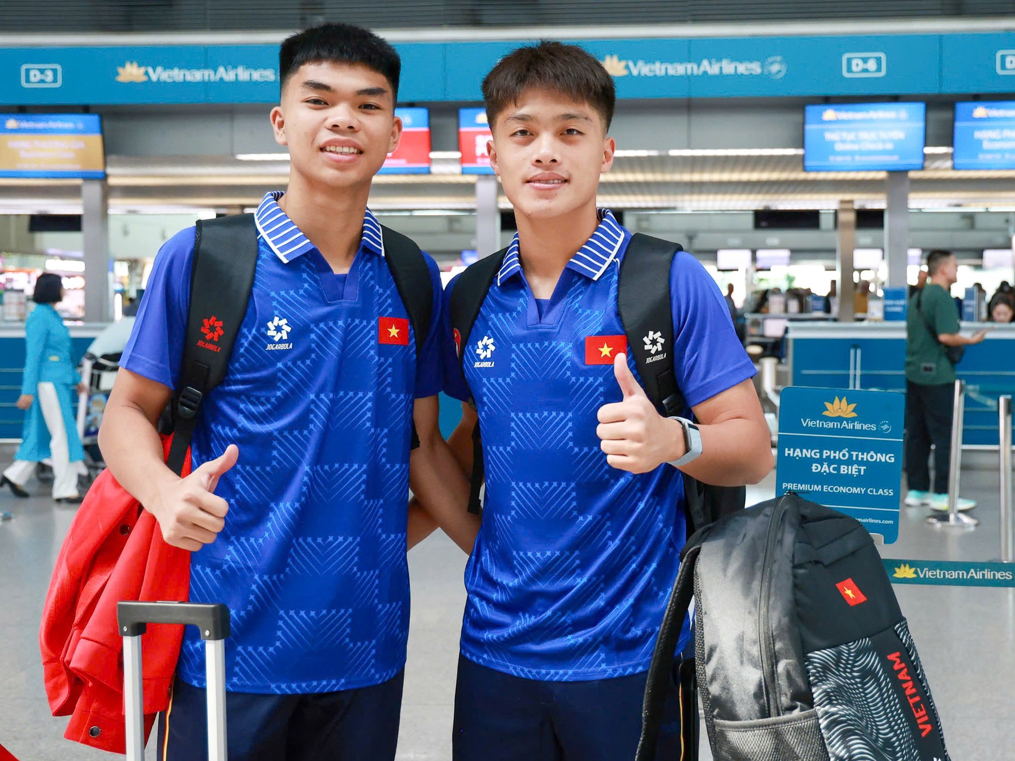 Dàn trai đẹp U22 Việt Nam khoe visual sáng bừng ngày sang Thái Lan dự SEA Games, quyết tâm giành HCV- Ảnh 2.