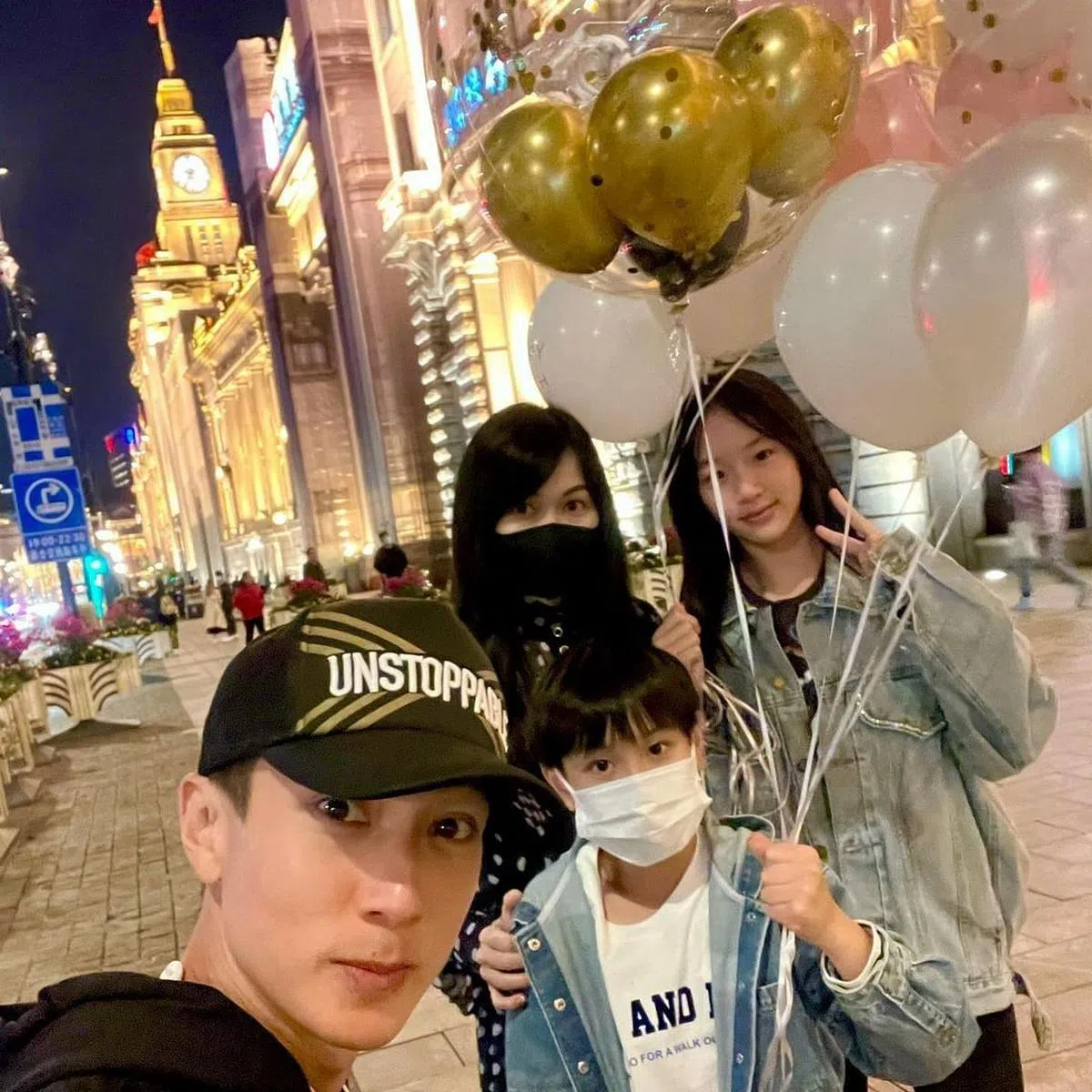 Có phải mỹ nam này uống thuốc trường sinh không mà trẻ mãi thế: U50 mà tưởng con của bạn cùng lứa- Ảnh 7. Có phải mỹ nam này uống thuốc trường sinh không mà trẻ mãi thế: U50 mà tưởng con của bạn cùng lứa- Ảnh 7.