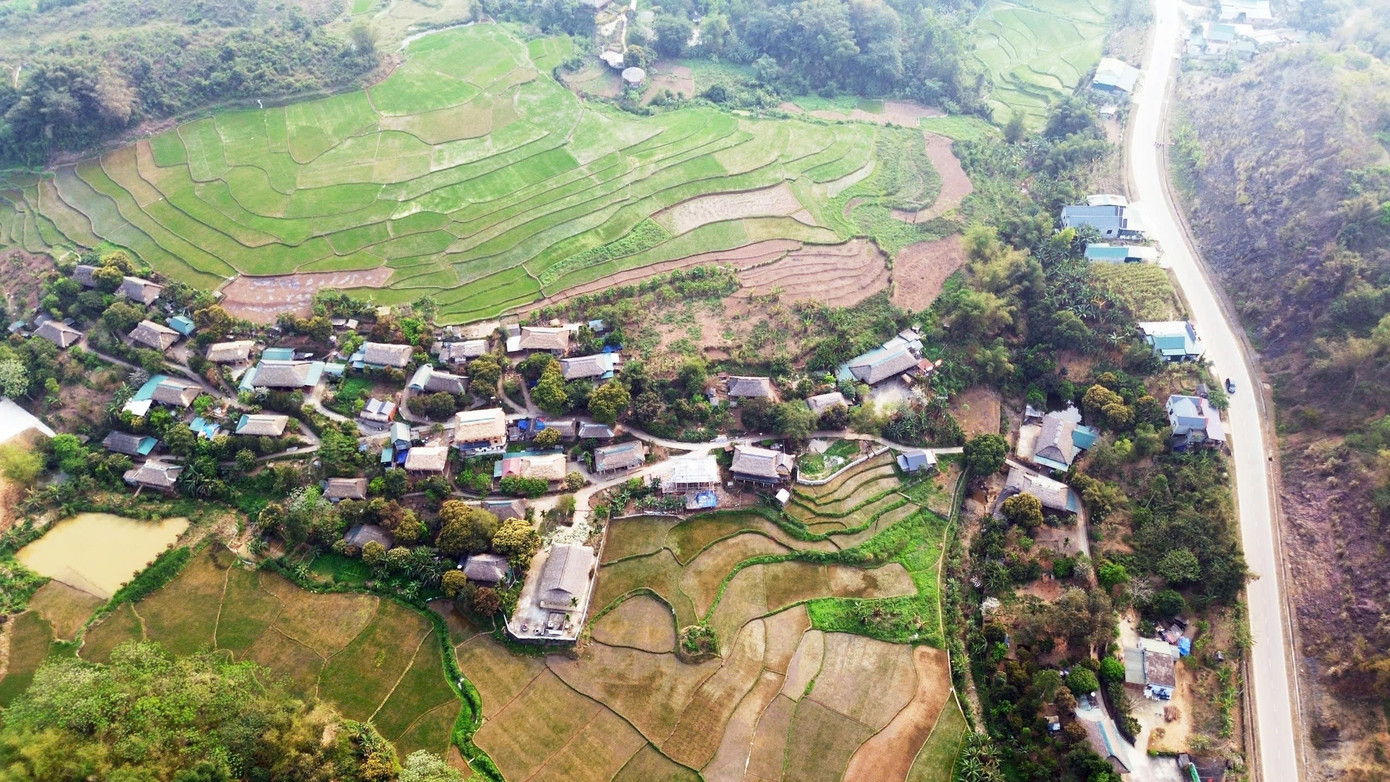 Ngắm những nếp nhà sàn nguyên sơ của người Mường ở làng du lịch- Ảnh 1.