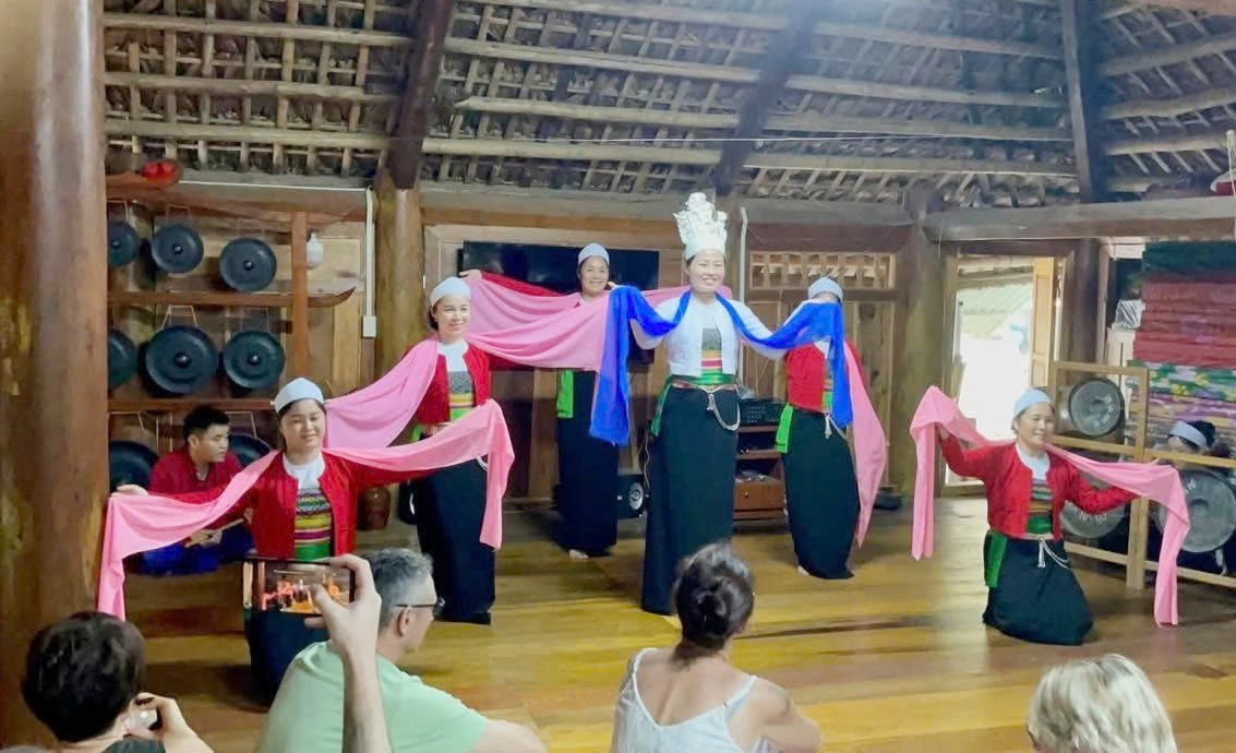 Ngắm những nếp nhà sàn nguyên sơ của người Mường ở làng du lịch- Ảnh 10.